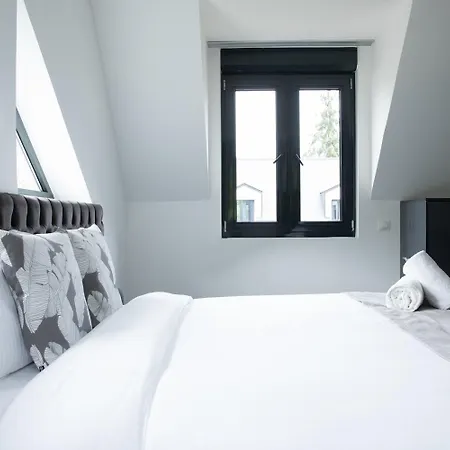 With Pool Access And Breakfast Included Near Airport