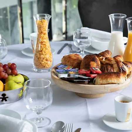 With Pool Access And Breakfast Included Near Airport Bed & Breakfast