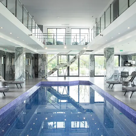 With Pool Access And Breakfast Included Near Airport Beauvais