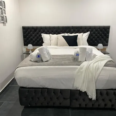 With Pool Access And Breakfast Included Near Airport Beauvais